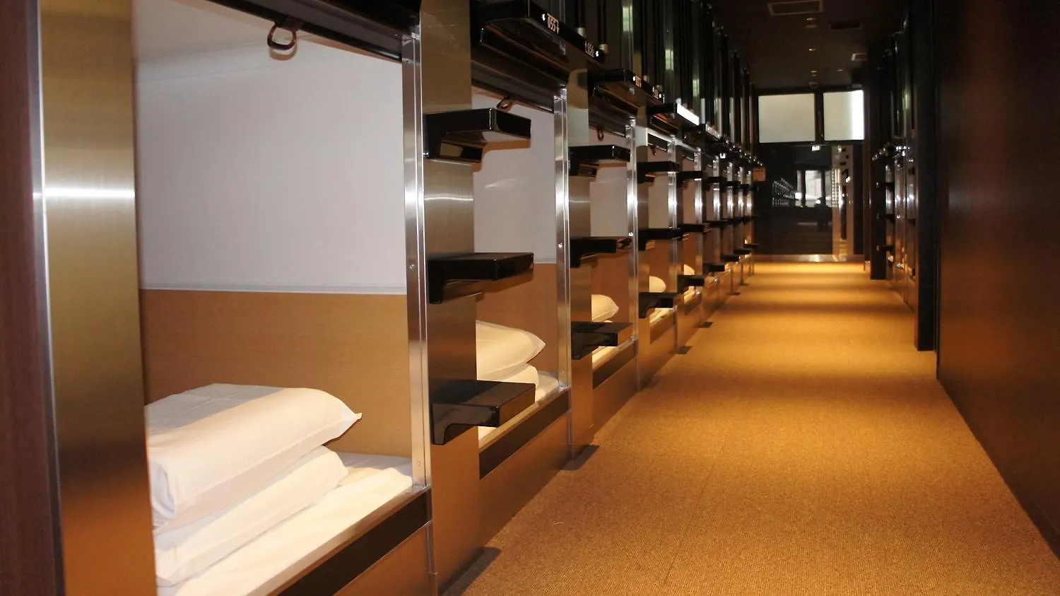 Men Only Capsule Room & Sauna, Bathhouse 男性専用サウナ&カプセル Minami Roppongi Tokio Capsulehotel